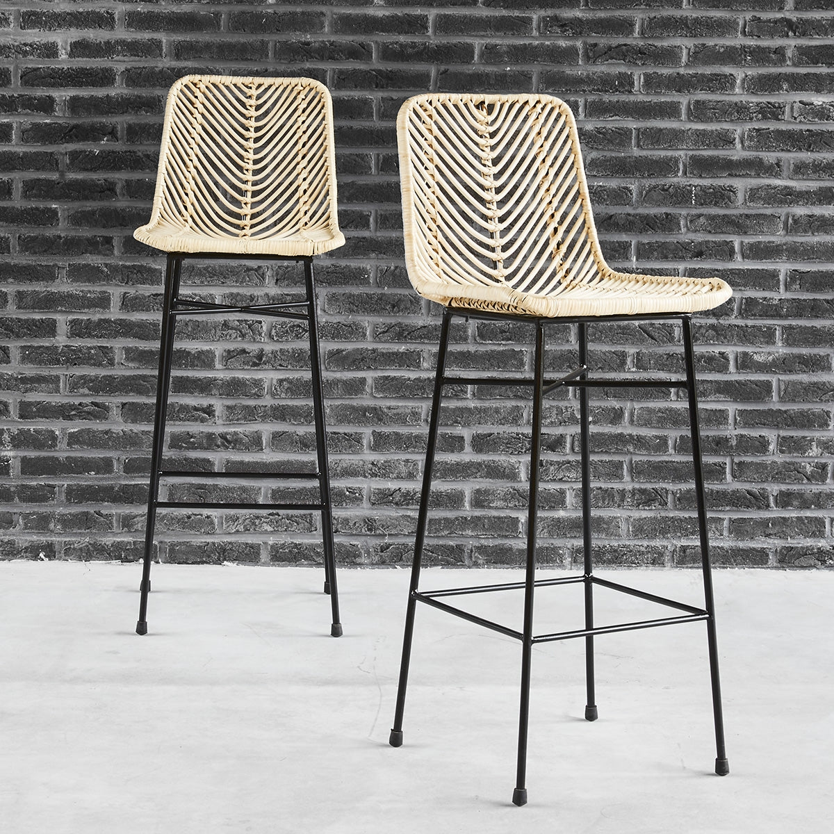 10215B-lot_de_2_tabourets_de_bar_en_rotin_et_metal-01.jpg