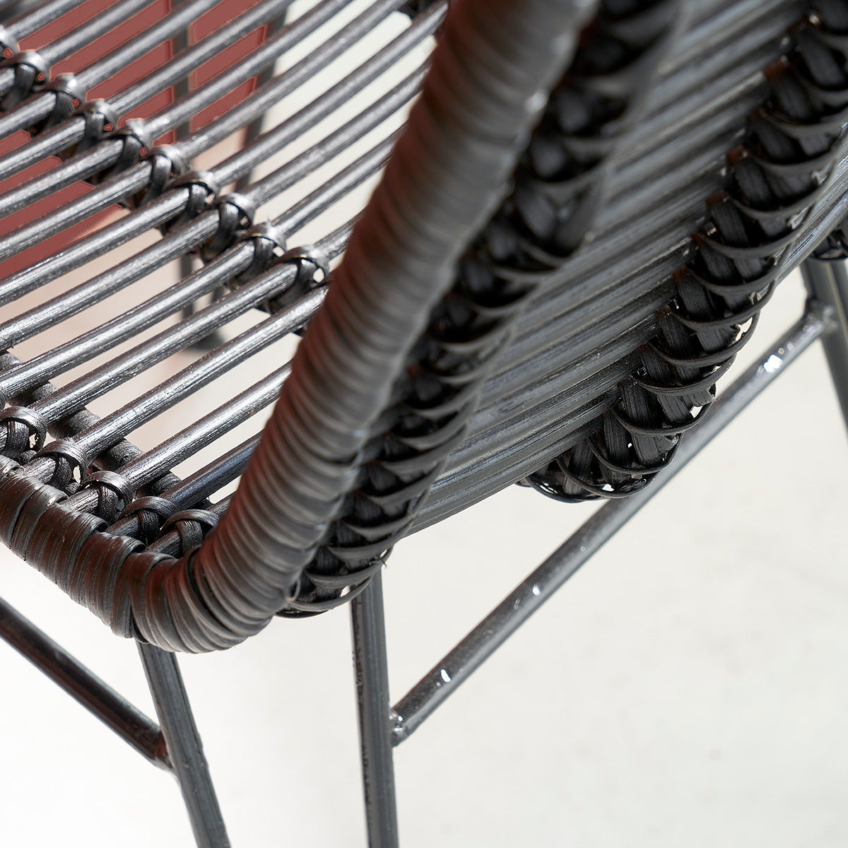 1072-chaise_en_rotin_et_metal_noire-04.jpg