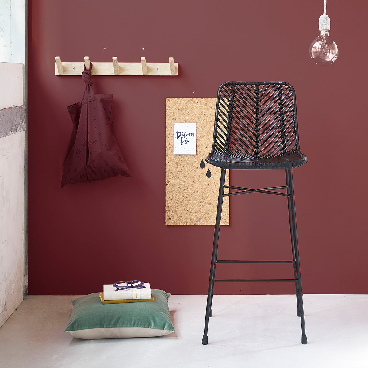 1073-tabouret_de_bar_en_rotin_et_metal_noir-01.jpg