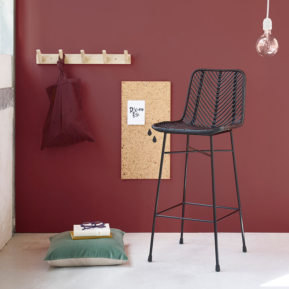 1073-tabouret_de_bar_en_rotin_et_metal_noir-03.jpg