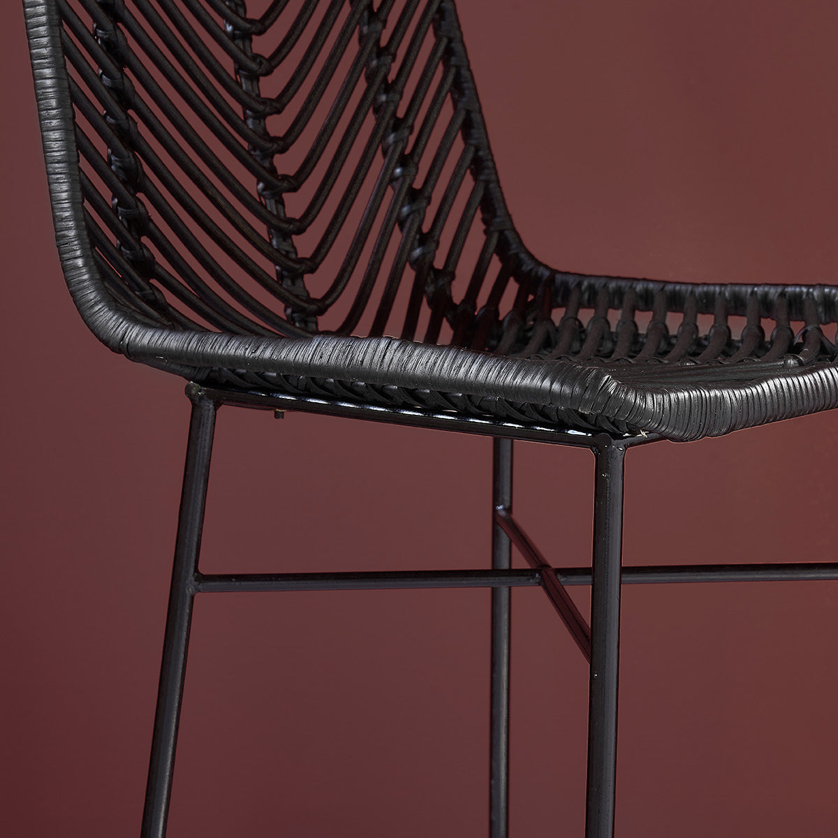 1073-tabouret_de_bar_en_rotin_et_metal_noir-04.jpg