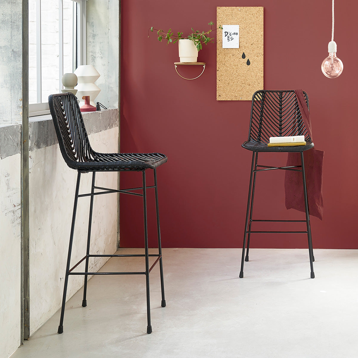 1073-tabouret_de_bar_en_rotin_et_metal_noir-06.jpg