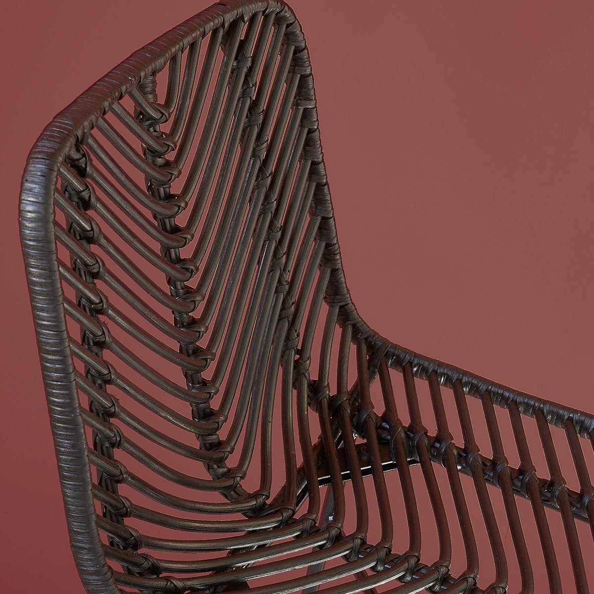 1073B-lot_de_2_tabourets_de_bar_en_rotin_et_metal_noirs-04.jpg