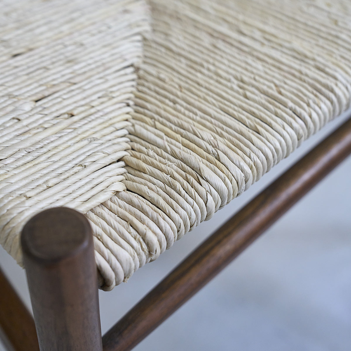 1587B-lot_de_2_chaises_en_mindi_massif_finition_noyer_et_corde_naturelle-03.jpg