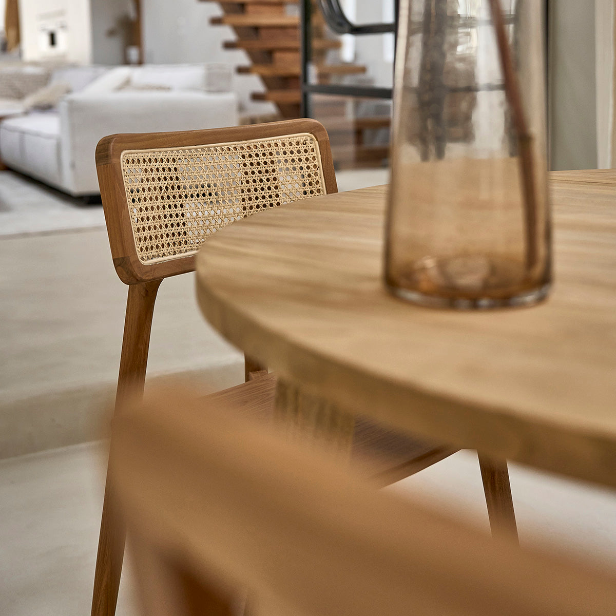 1812B-lot_de_2_chaises_en_teck_massif_et_cannage-09.jpg