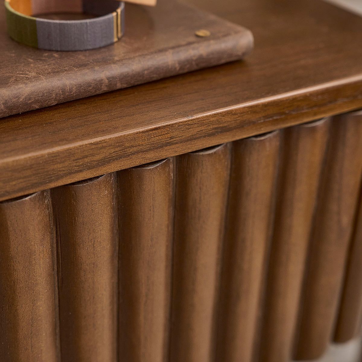 CHE0003-table_de_chevet_suspendue_en_bois_de_mindi_45_cm-06.jpg