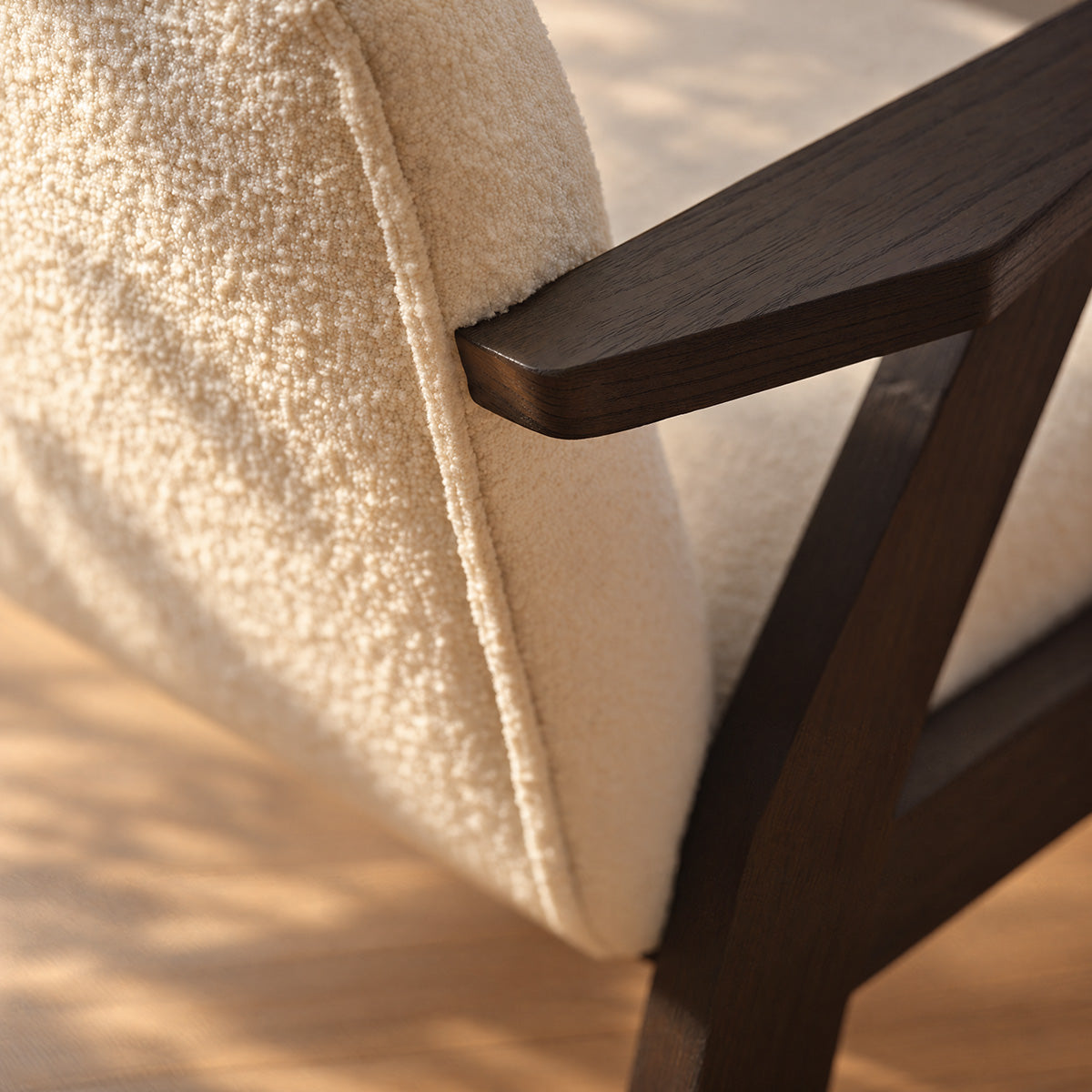 CHA0016-chaise_en_mindi_massif_noir_et_tissu_bouclette_creme-05.jpg