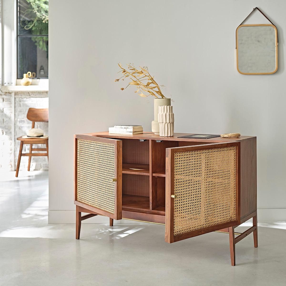 LEONTINE - Commode en acacia massif finition noyer et cannage 120 cm