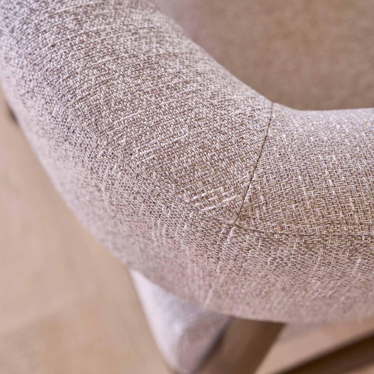 FAU0010-fauteuil_en_bois_massif_et_tissu_texture_beige_chine-05.jpg