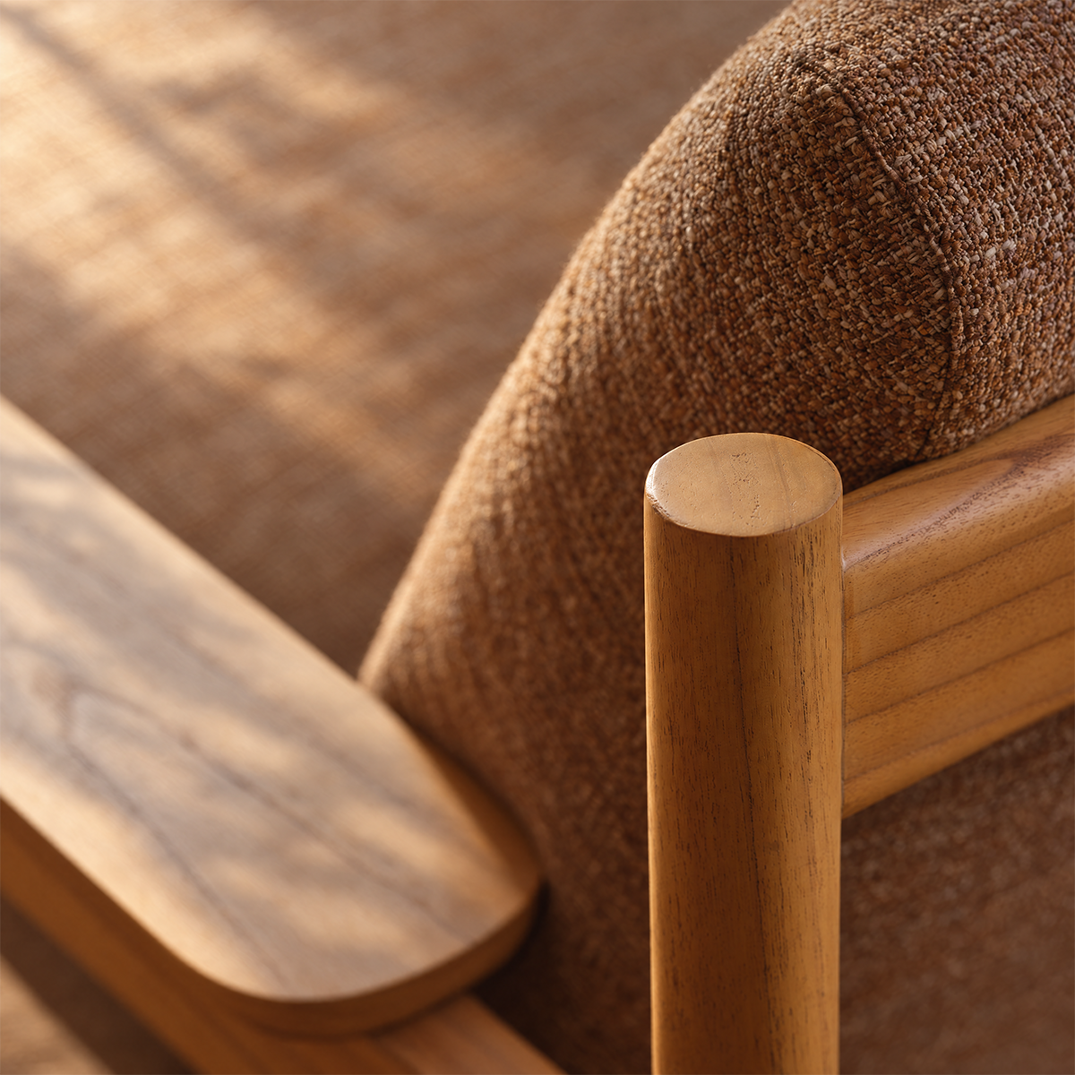 FAU0016-fauteuil_en_mindi_massif_naturel_et_tissu_texture_cappuccino-06.png