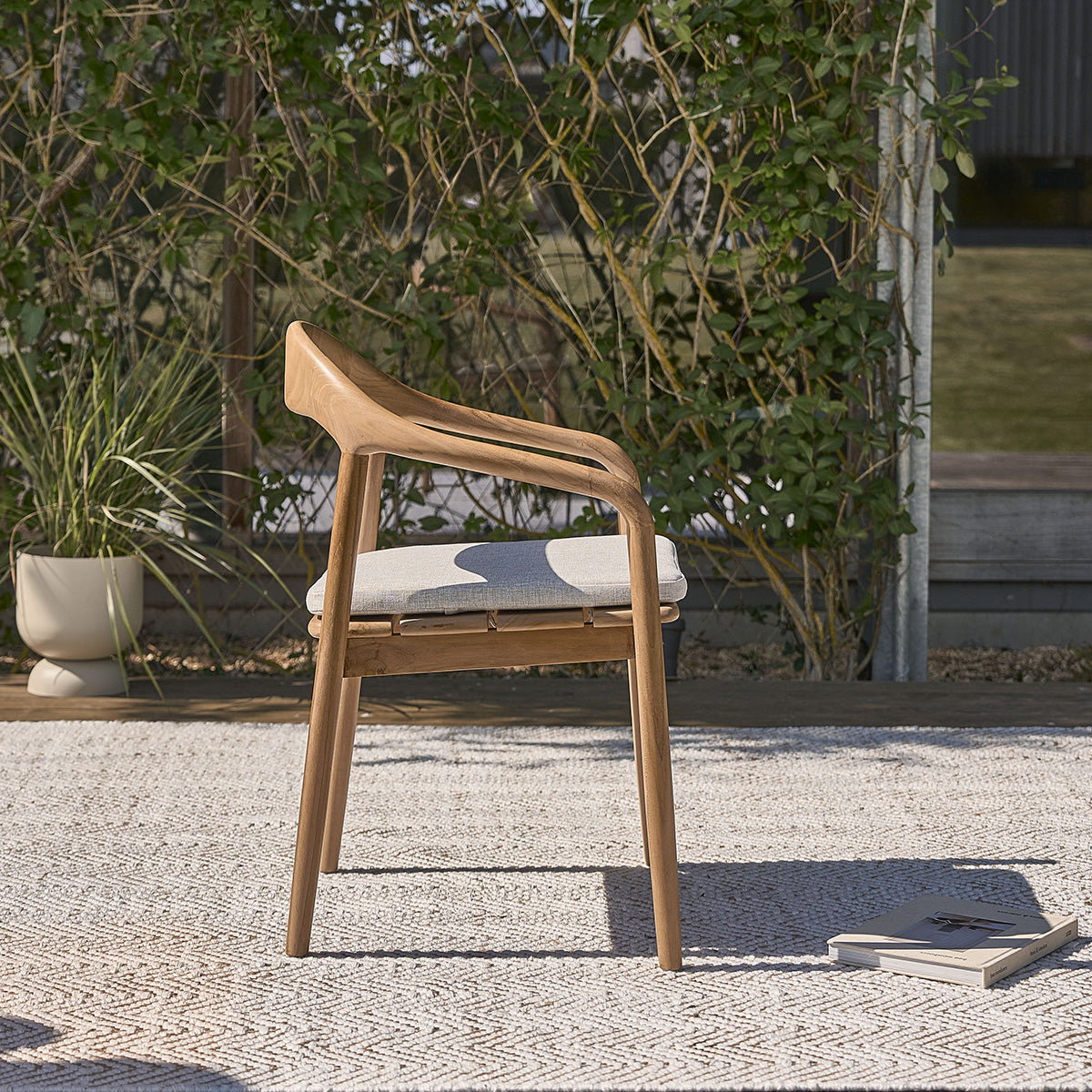 FDJ0002-fauteuil_de_jardin_en_teck_massif_avec_coussin_grege-03.jpg