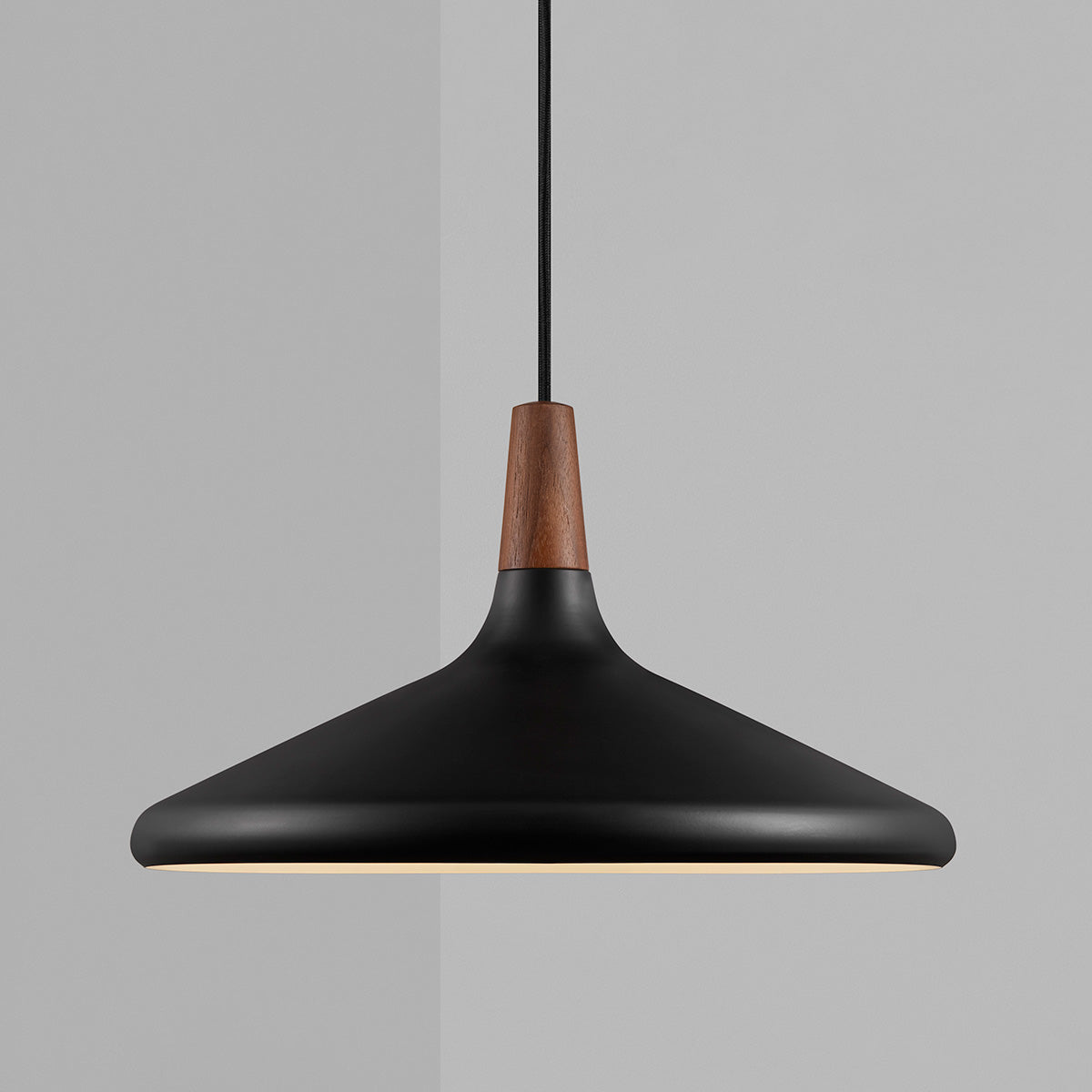 LUM0016-suspension_metal_et_bois_o_39_cm_noir-01.jpg