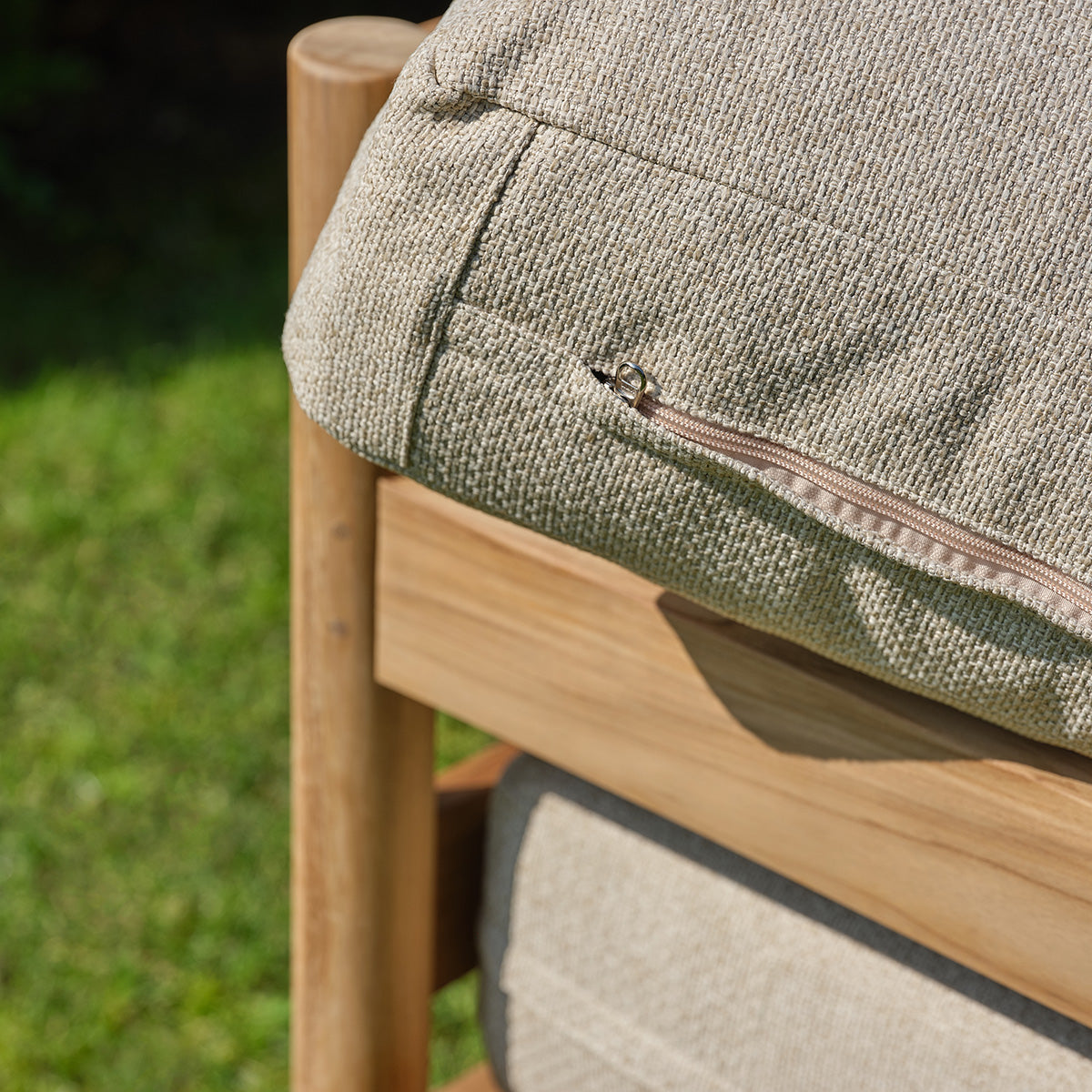 SBJ0004-salon_de_jardin_bas_en_teck_massif_avec_coussins_beige_chine_2_pers-07.jpg