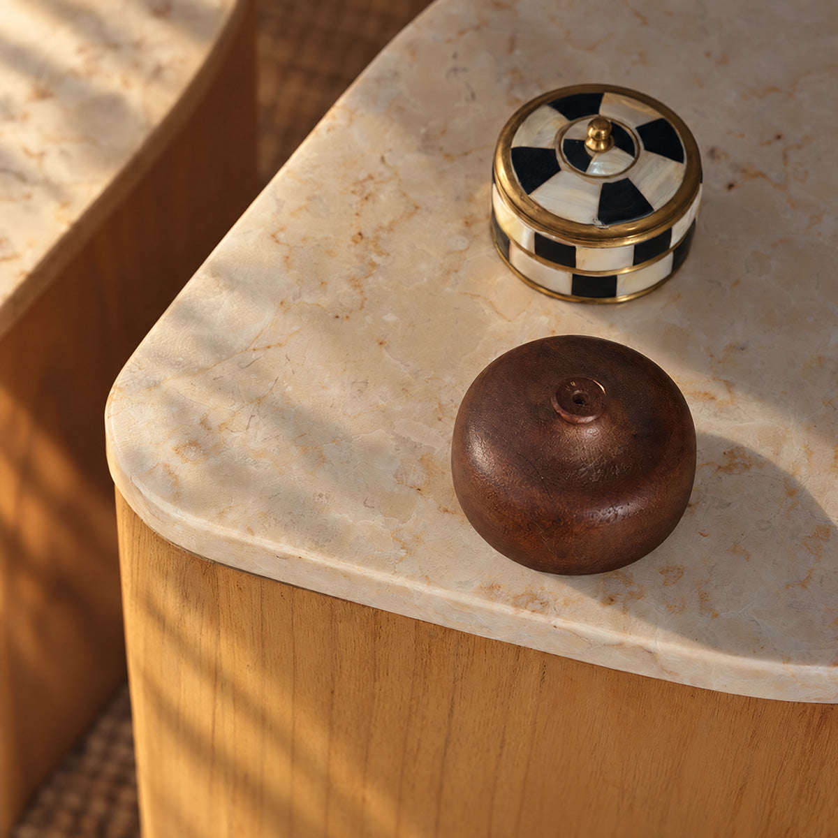 TBB0012-table_basse_en_mindi_massif_naturel_et_marbre_565_cm-05.jpg