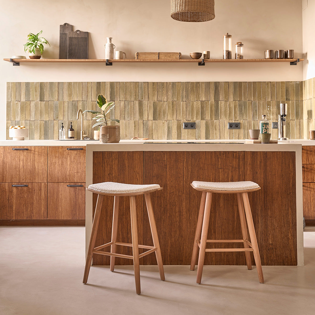 TCB0002-lot_de_2_tabourets_de_bar_en_teck_massif_assise_bouclette_65_cm-01.jpg