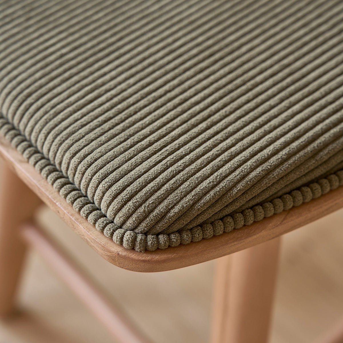 TCB0014-lot_de_2_tabourets_de_bar_en_bois_de_teck_assise_velours_cotele_45_cm-07.jpg