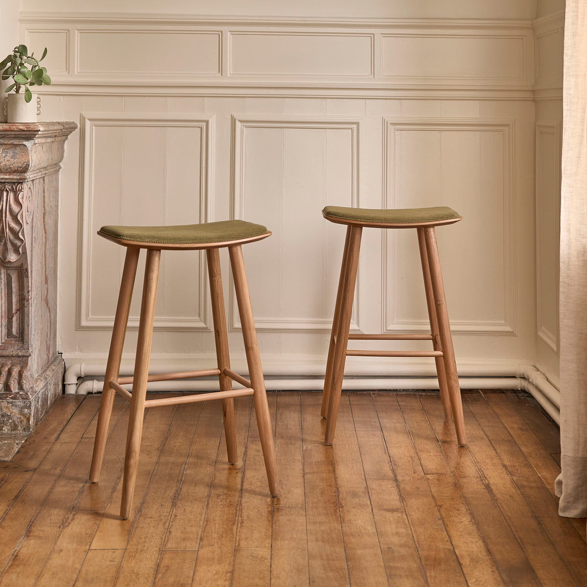 AMBRE - Lot de 2 tabourets de bar en teck massif assise velours cotelé 75 cm
