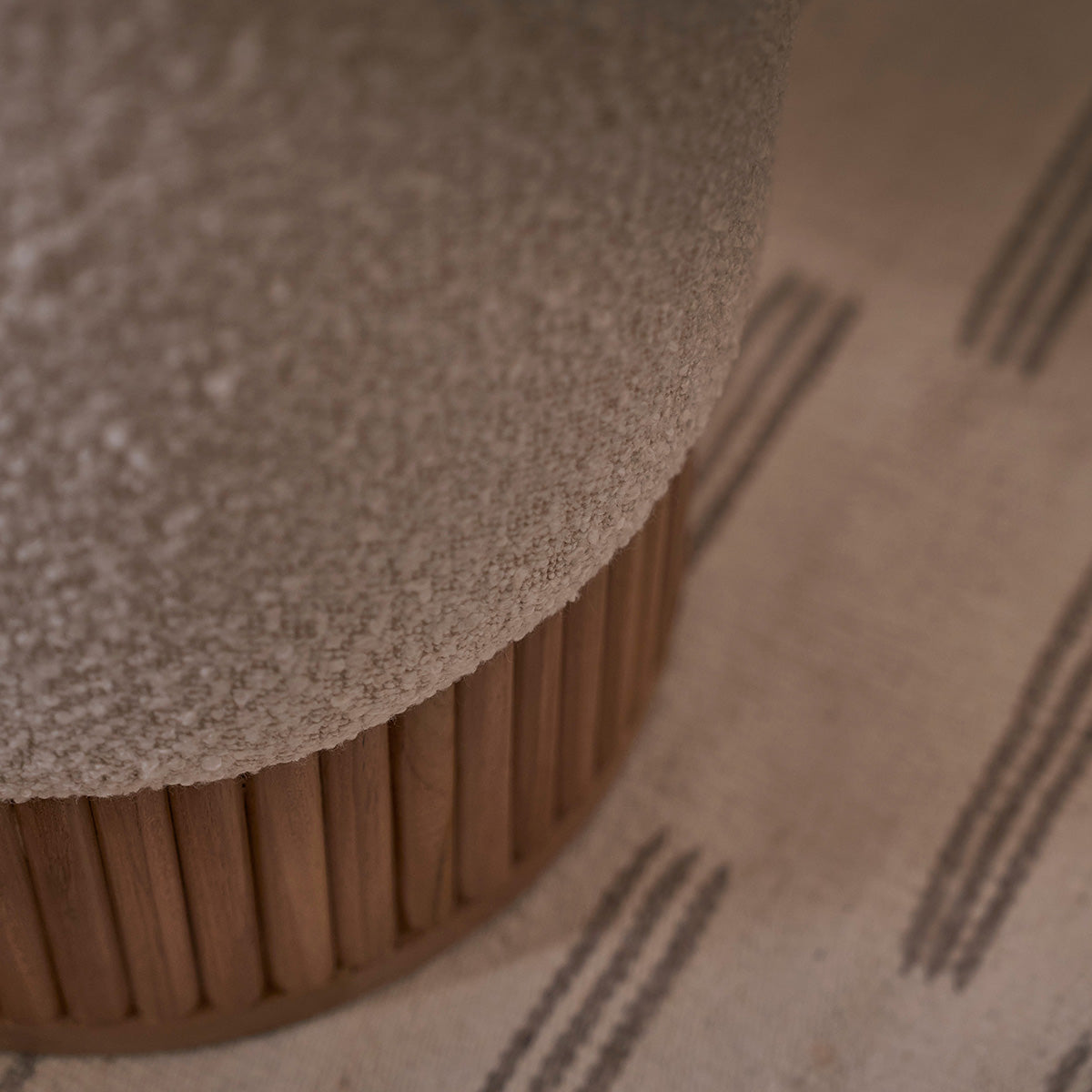 SERENE - Pouf en teck massif et tissu bouclette blanc Ø38 cm