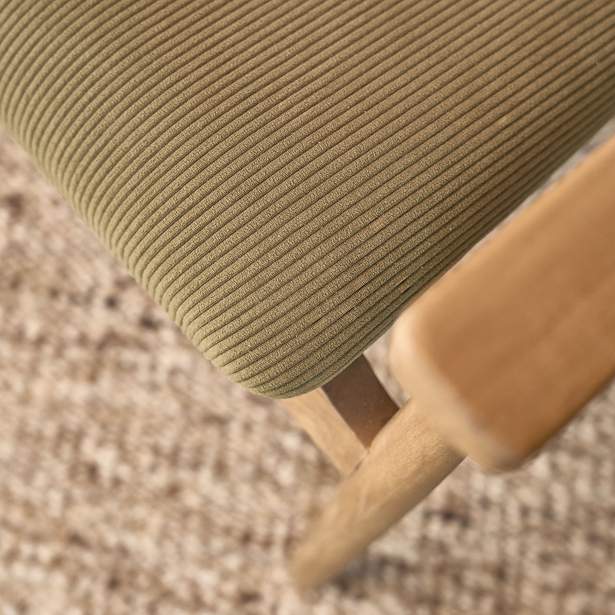 SABI - Fauteuil en teck massif, cannage et tissu velours côtelé kaki