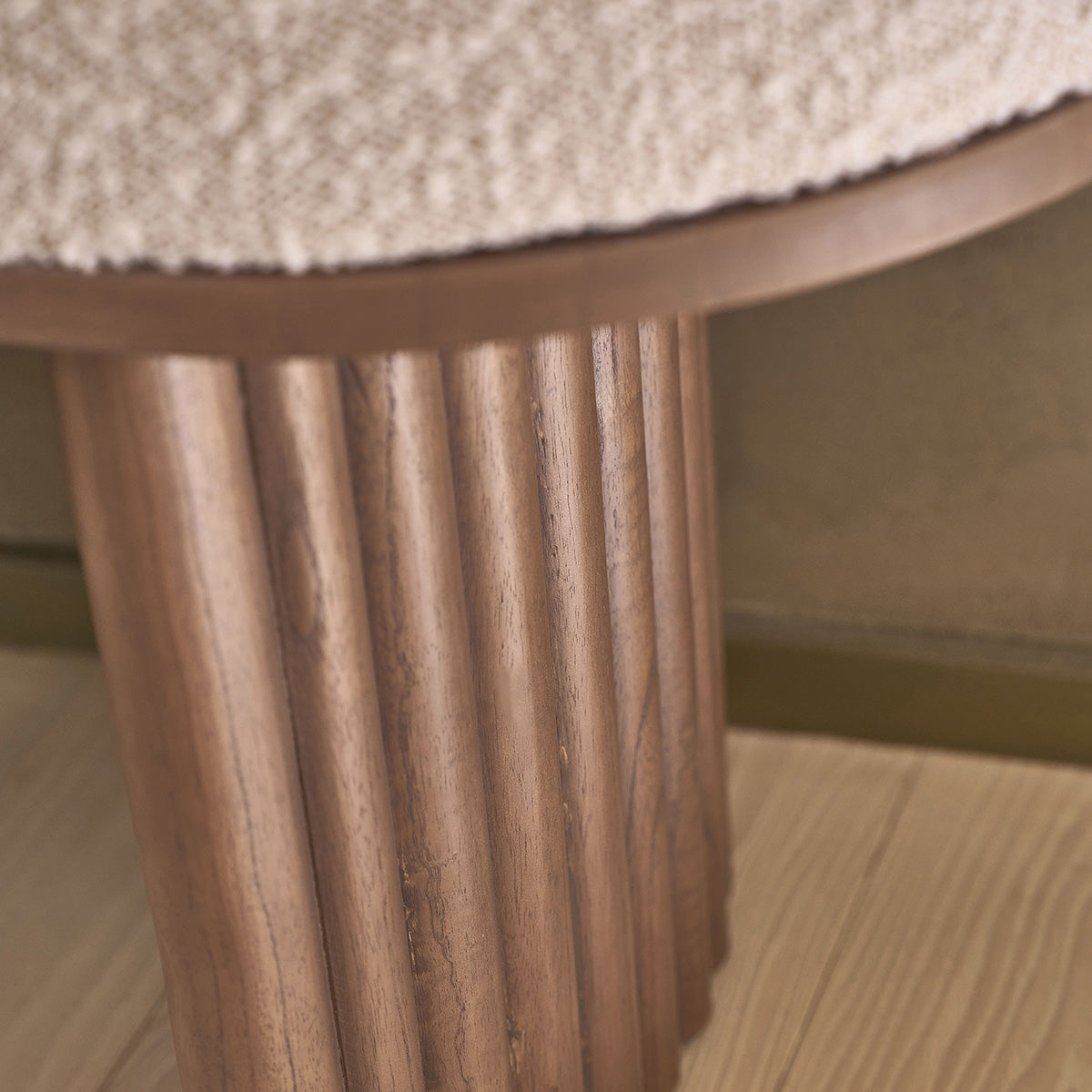 MARLOW - Banc en mindi massif finition noyer et tissu bouclette 120 cm