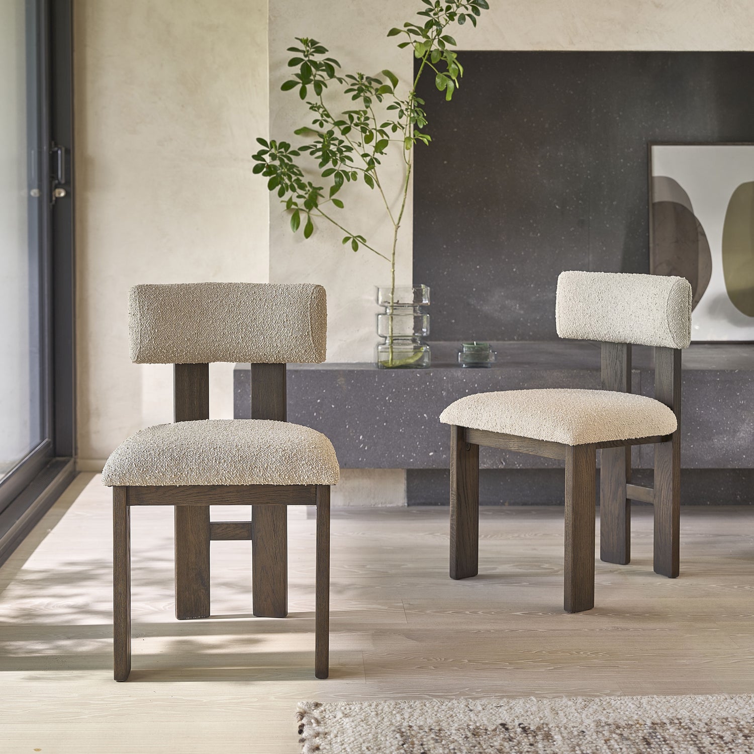 NOÉ - Chaise en chêne massif marron et tissu bouclette beige