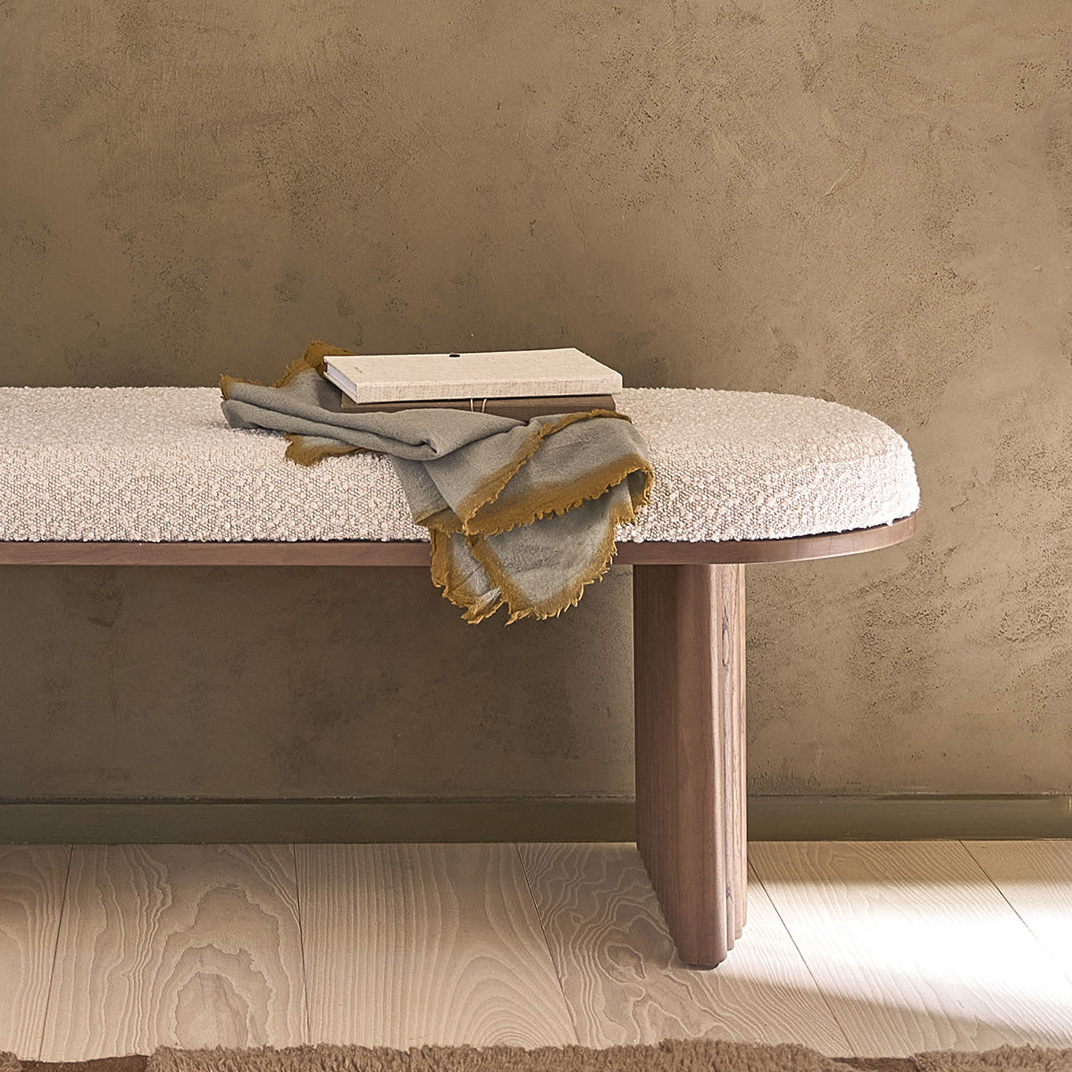 MARLOW - Banc en mindi massif finition noyer et tissu bouclette 120 cm