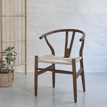 Chaise en mindi massif finition noyer et corde naturelle