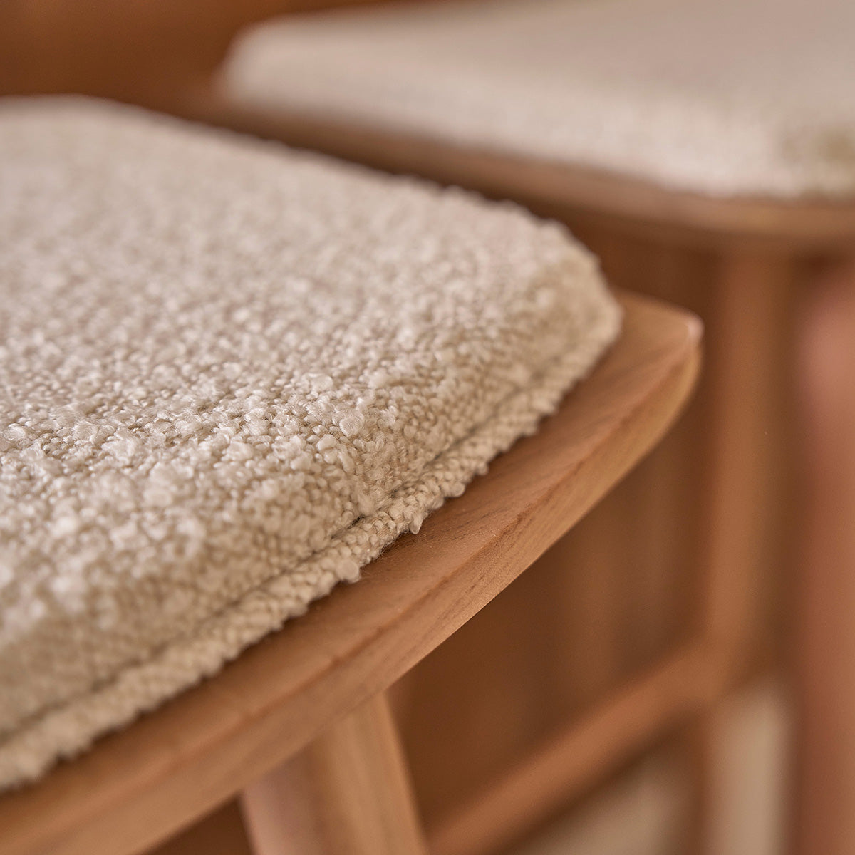 AMBRE - Tabouret en teck massif assise bouclette 65 cm