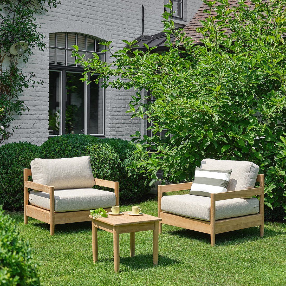 CALVI - Salon de jardin bas en teck massif avec coussins beige chiné 2 pers.