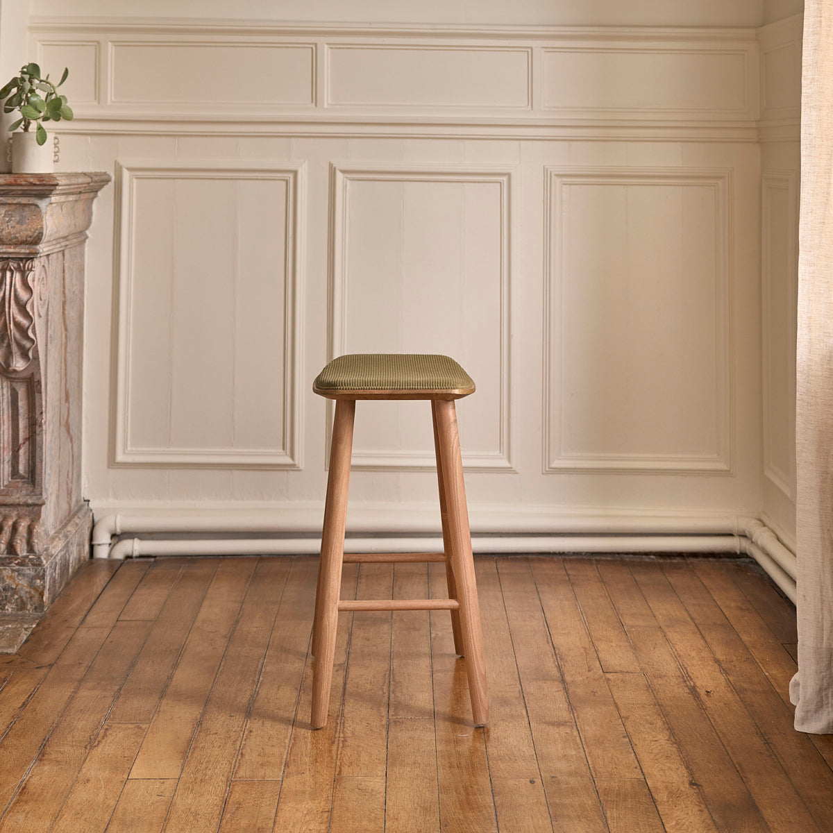 AMBRE - Lot de 2 tabourets de bar en teck massif assise velours côtelé 65 cm