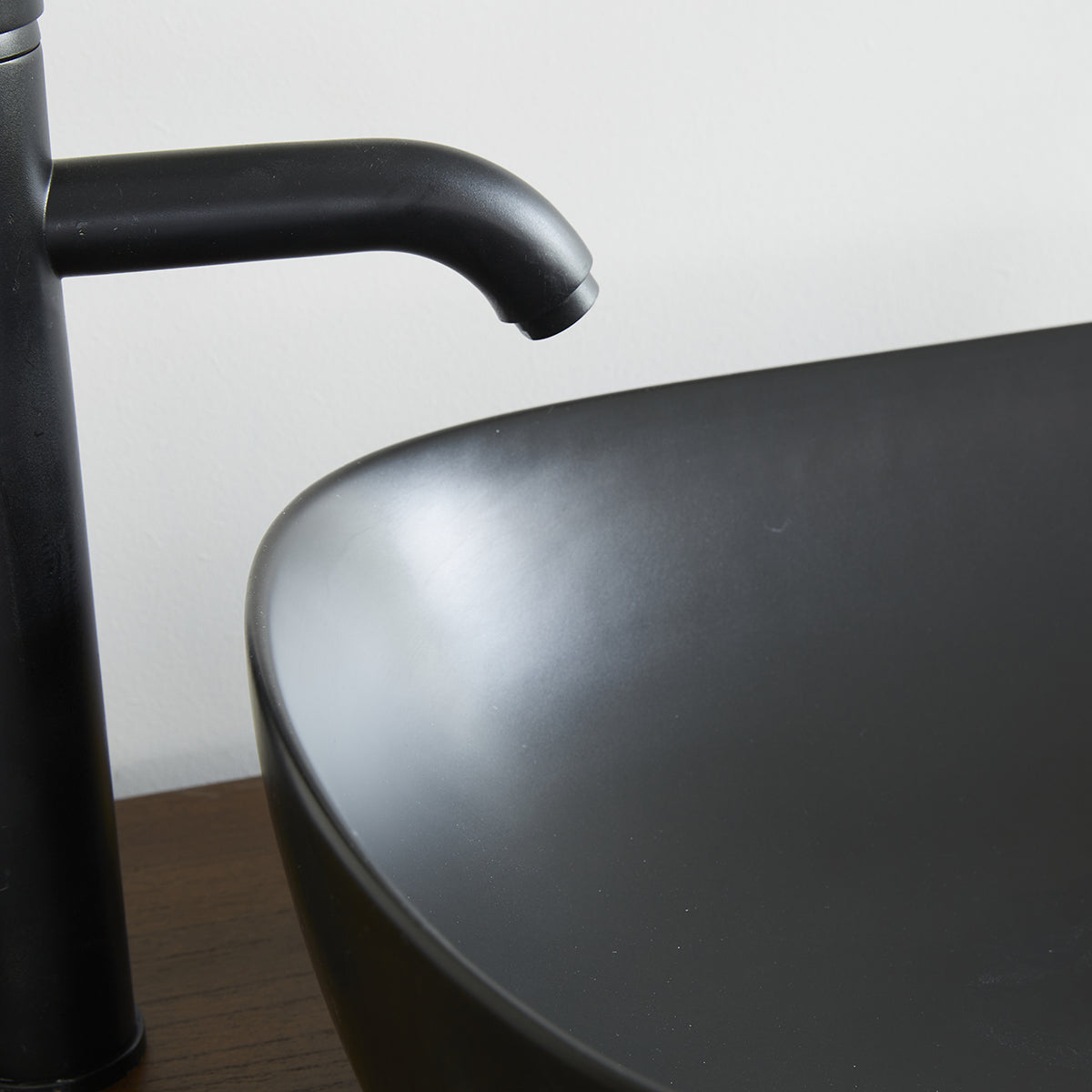 IRIS - Vasque ovale en céramique noire 49,5 cm