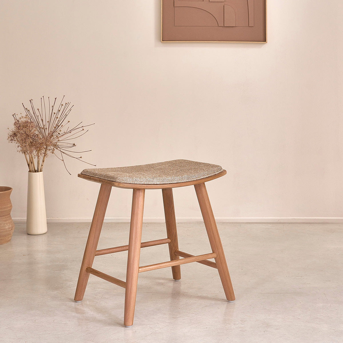 AMBRE - Lot de 2 tabourets de bar en teck massif et velours grège 45 cm