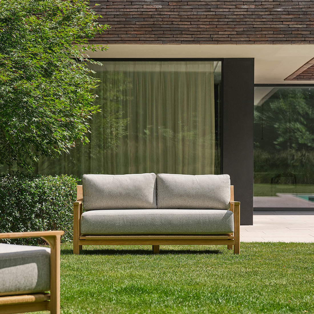 PIANA - Canapé de jardin en teck massif avec coussins gris chiné 2 pers.