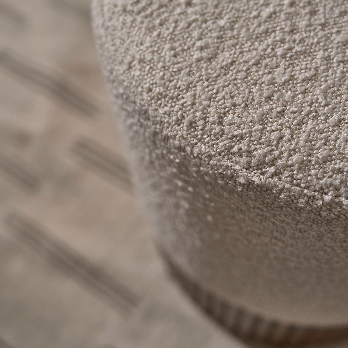 TANE - Pouf en mindi massif et tissu bouclette blanc Ø38 cm