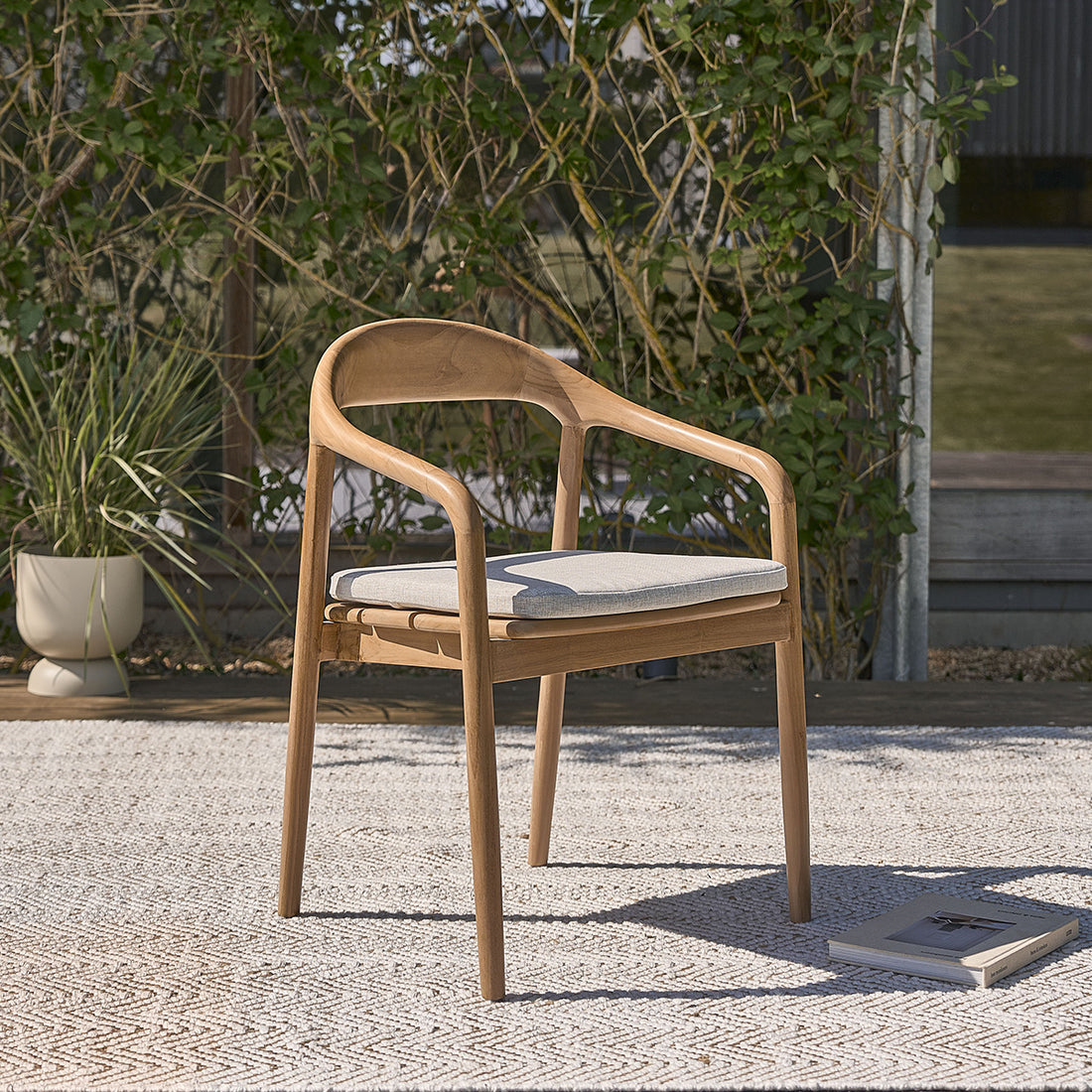 AMBRE - Fauteuil de jardin en teck massif avec coussin grège