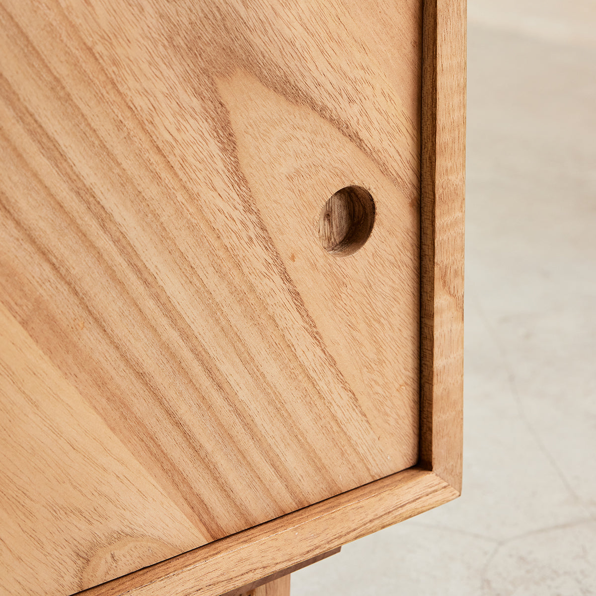 PACÔME - Meuble TV en mindi massif 135 cm