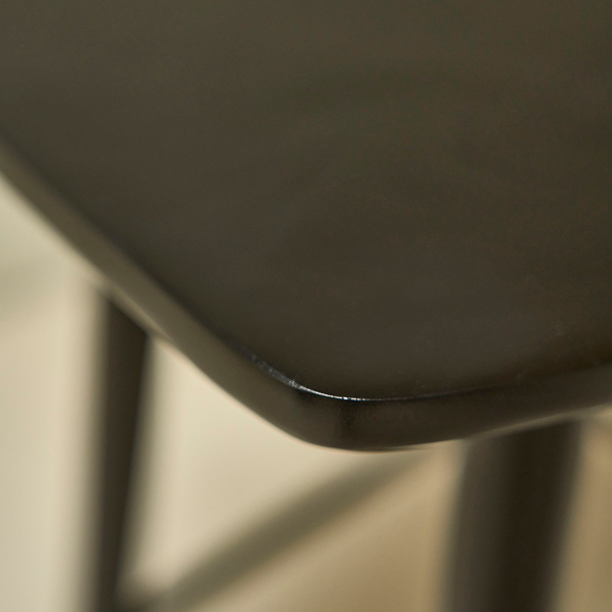 AMBRE - Lot de 2 tabourets en teck massif noir 65 cm