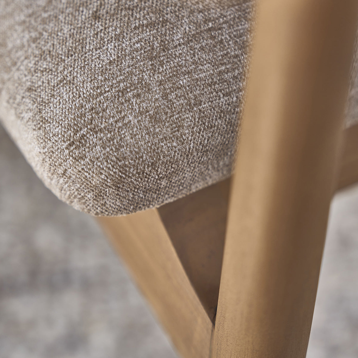 SABI - Fauteuil en teck massif, cannage et tissu grège