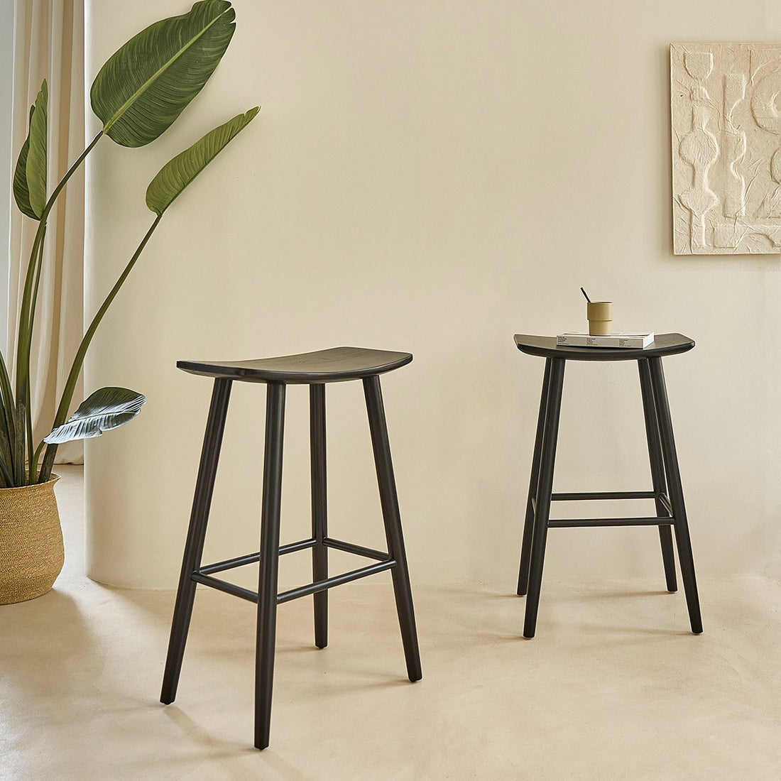 AMBRE - Lot de 2 tabourets en teck massif noir 75 cm