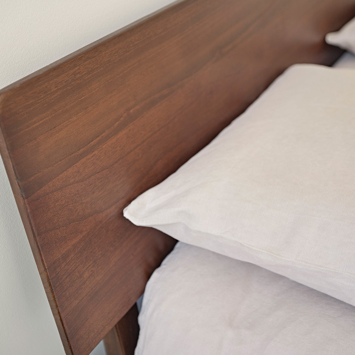 VINTAGE - Lit en mindi massif 160 cm avec sommier