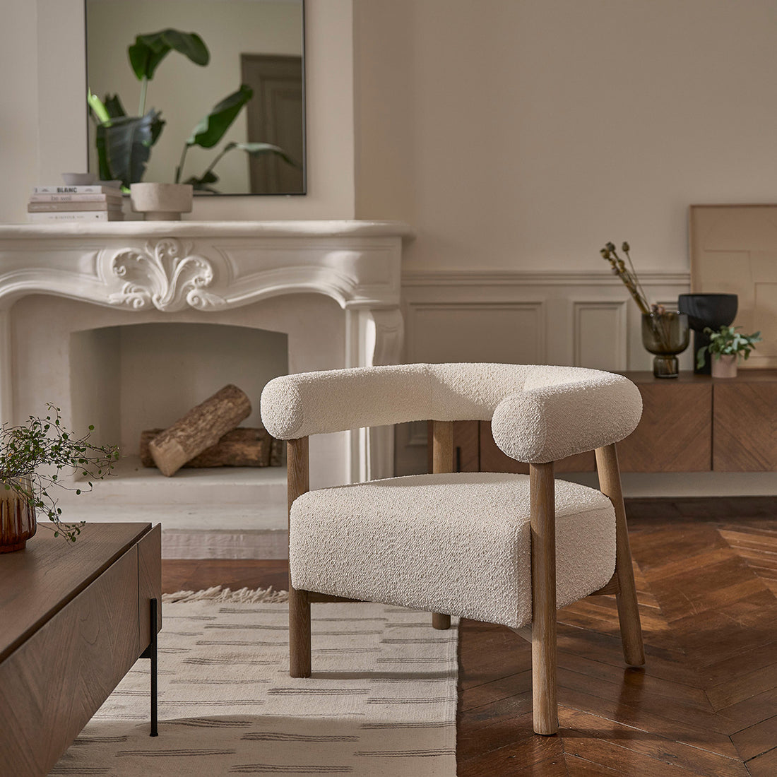 DUNE - Fauteuil rond en chêne massif et tissu bouclette écrue