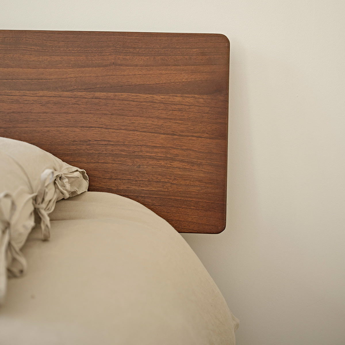 VINTAGE - Lit en mindi massif 160 cm avec sommier