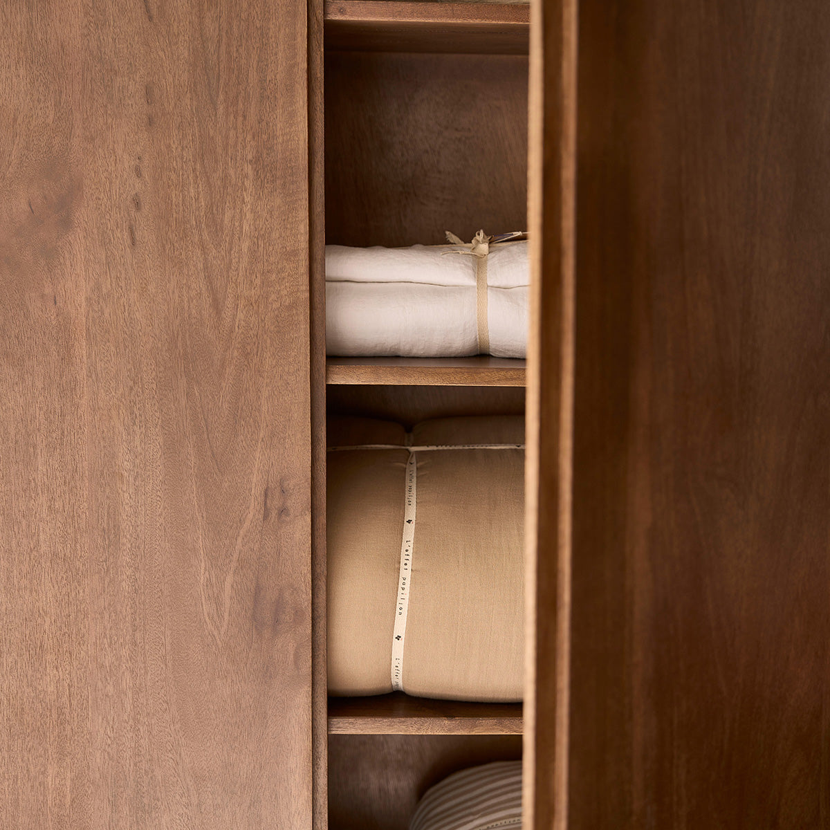 ARM0001-armoire_en_manguier_massif_120_cm-07.jpg