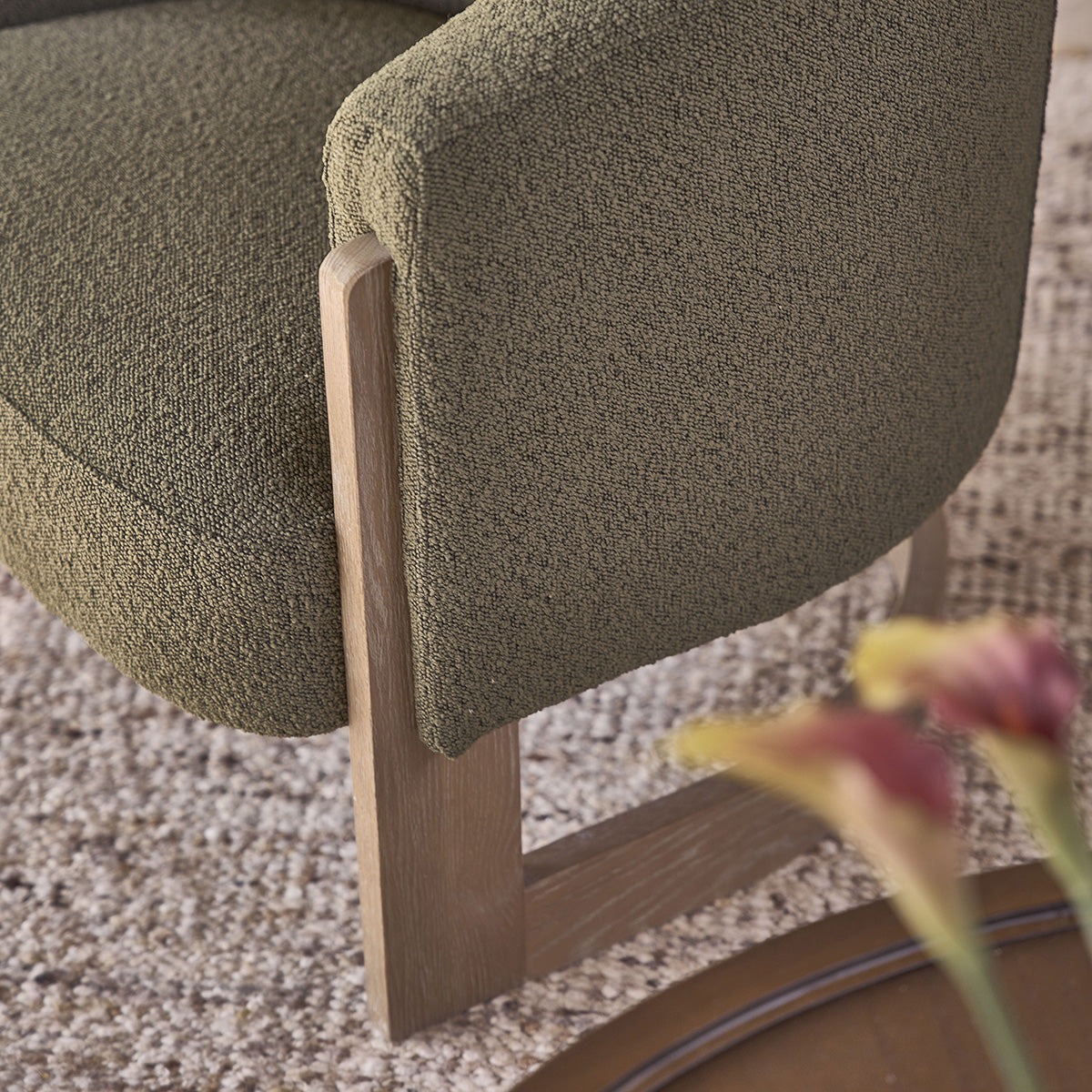 MALO - Fauteuil en chêne massif et tissu bouclette kaki