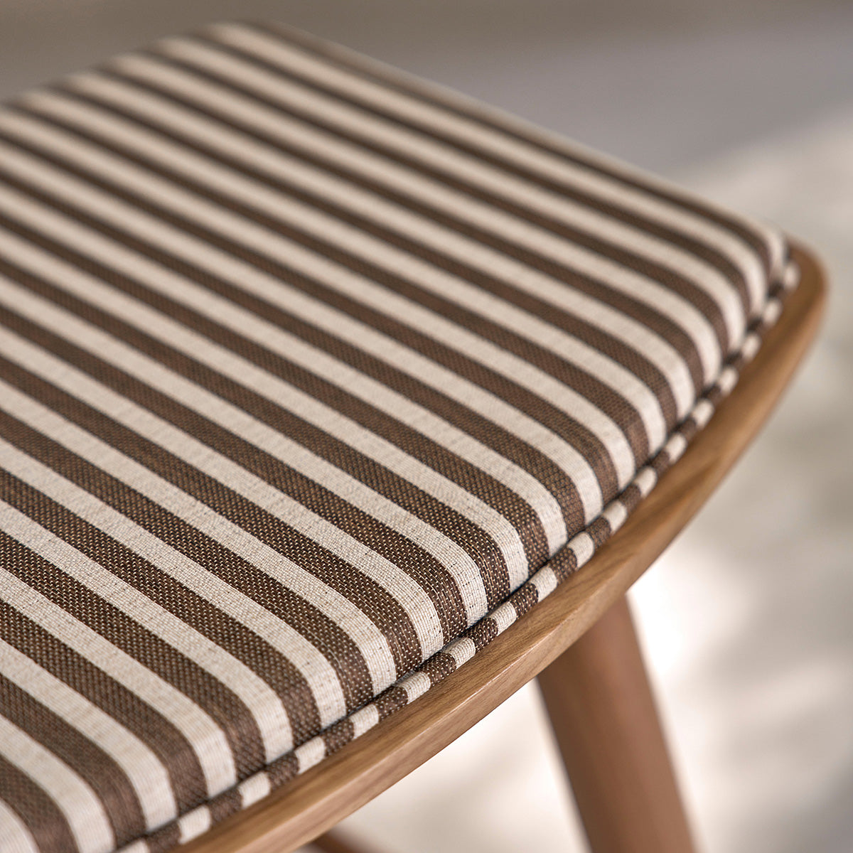 TCB0015-tabouret_de_bar_en_teck_massif_et_assise_a_rayures_45_cm-05.jpg