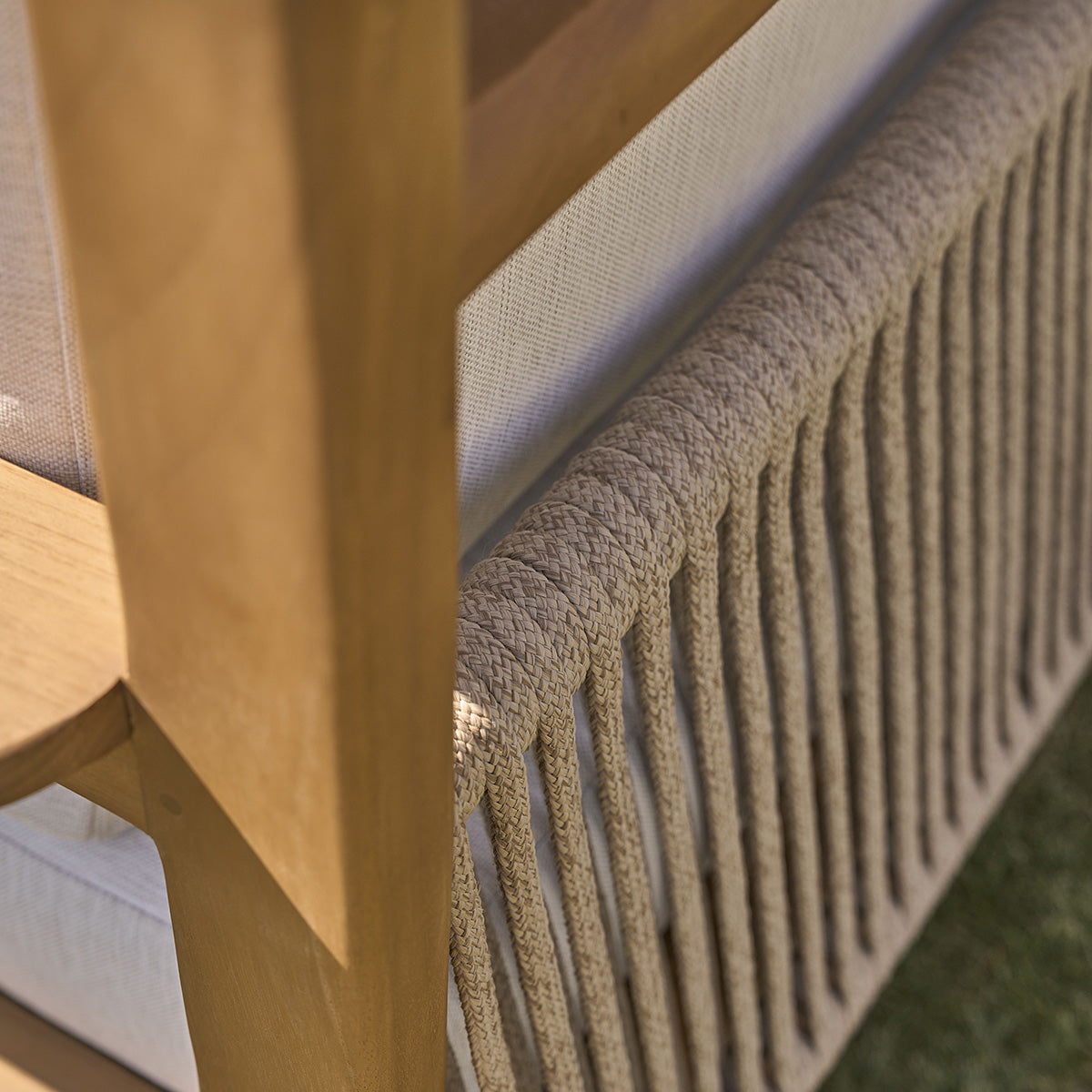 FDJ0003-fauteuil_de_jardin_en_teck_massif_avec_coussins-05.jpg