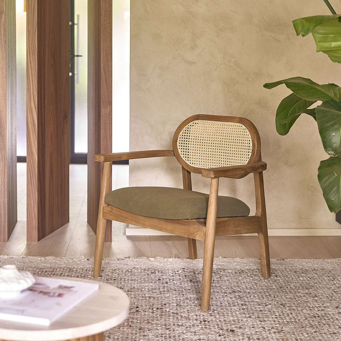 SABI - Fauteuil en teck massif, cannage et tissu velours côtelé kaki