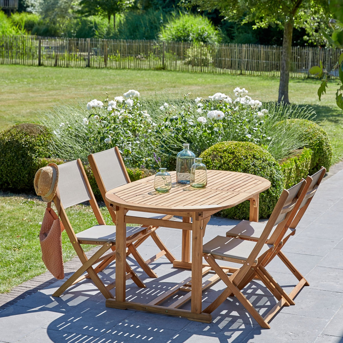 HANOÏ - Salon de jardin en acacia massif FSC® et textilène gris 4 pers.