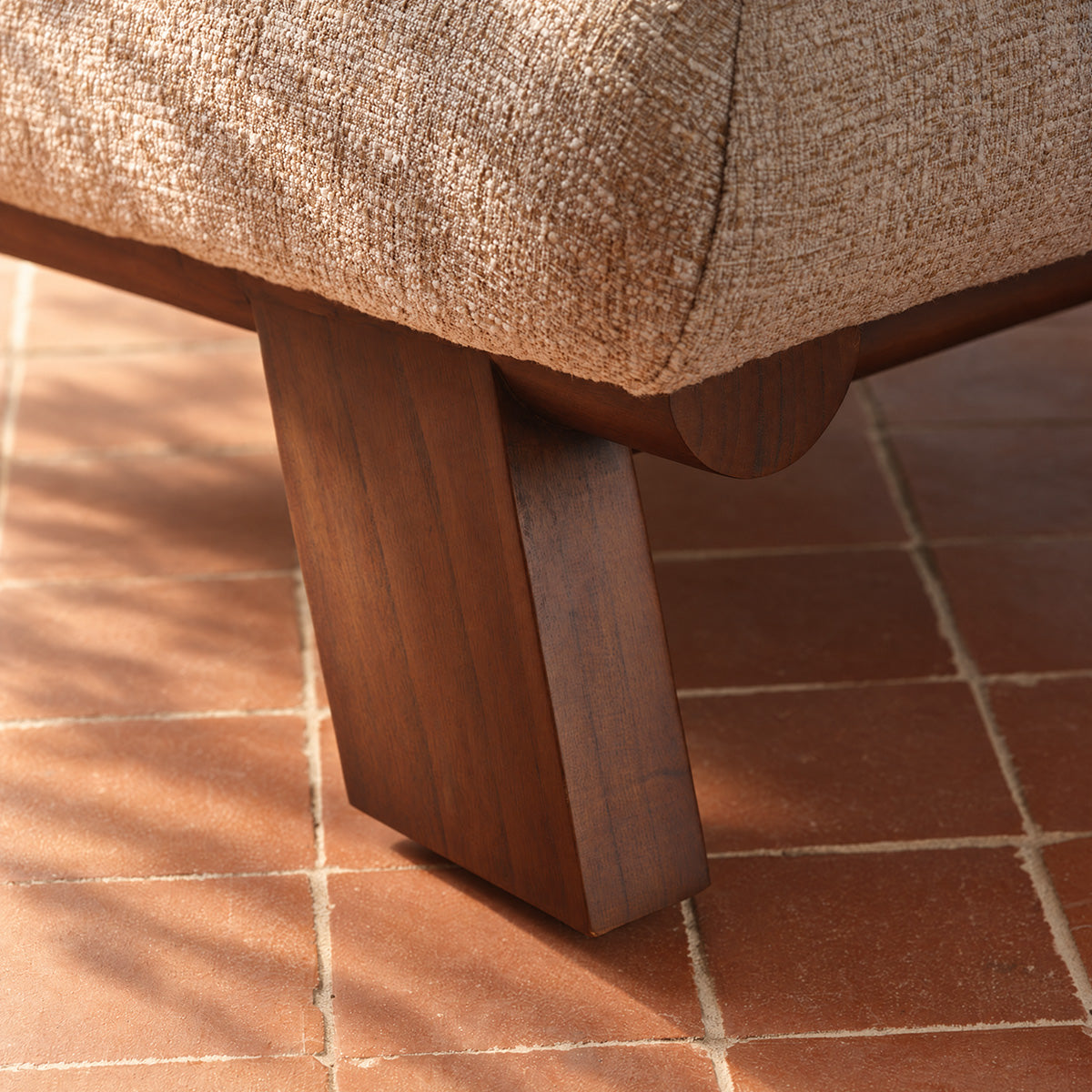 ANOUK - Fauteuil en mindi massif et tissu beige chiné