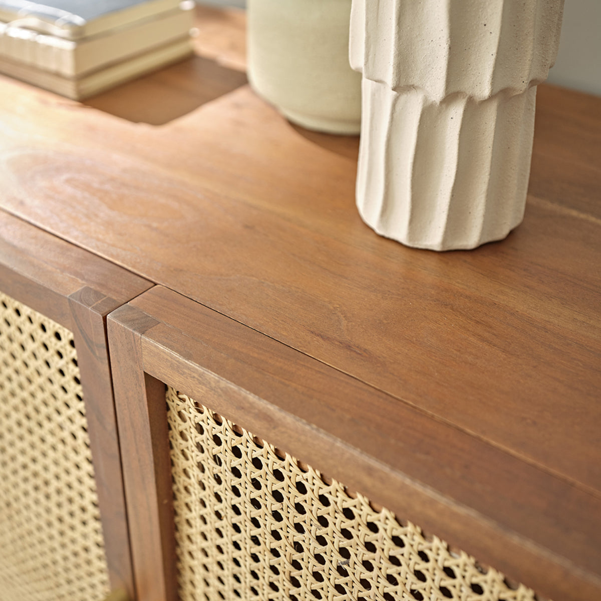 LEONTINE - Commode en acacia massif finition noyer et cannage 120 cm